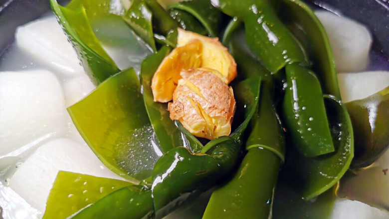 萝卜海带汤,姜片加入海带中,继续煮15分钟
