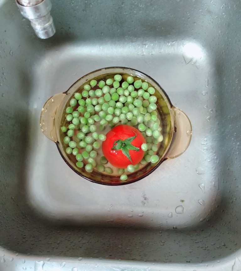懒人焖饭,<a style='color:red;display:inline-block;' href='/shicai/ 148'>豌豆</a>和西红柿洗干净,把西红柿的蒂去掉