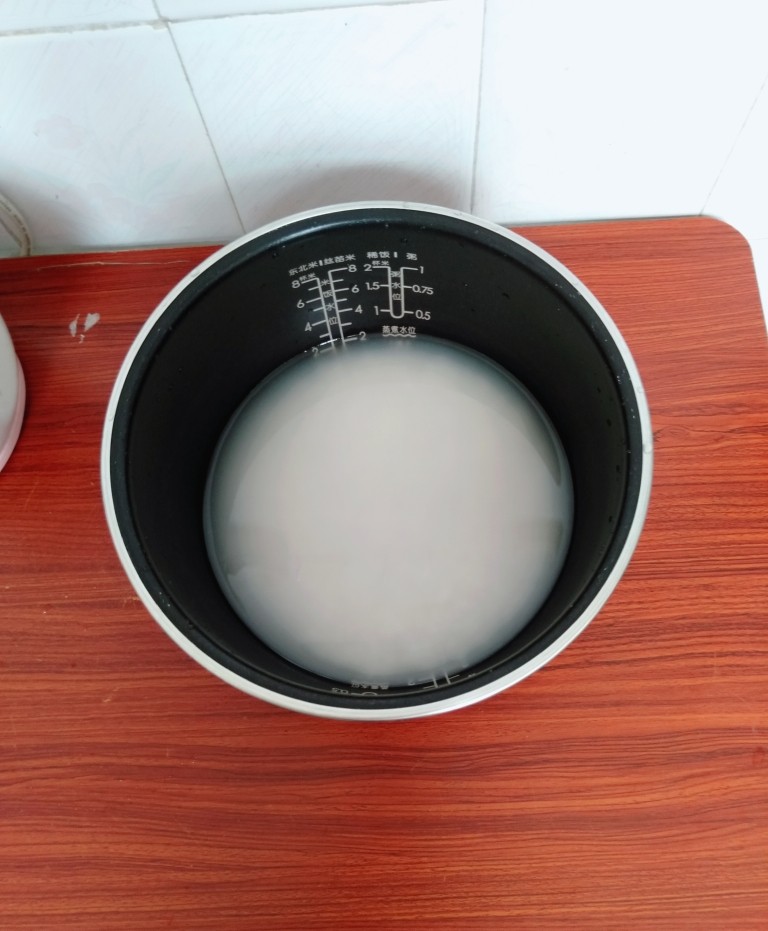 懒人焖饭,淘洗干净,放适量水