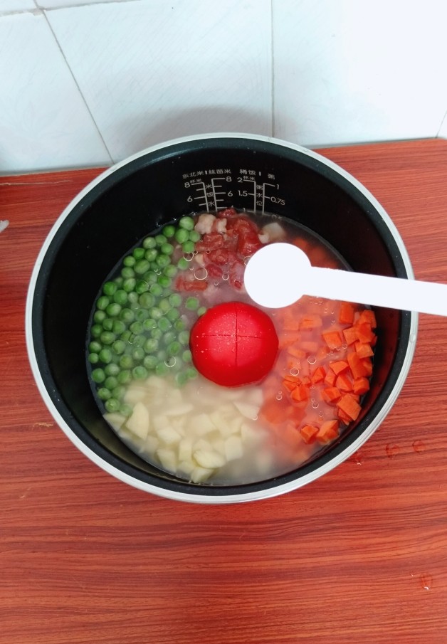 懒人焖饭,撒少许盐,油