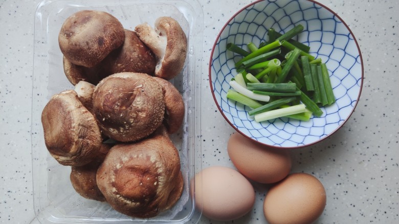 香菇炒鸡蛋,首先我们准备好所有食材