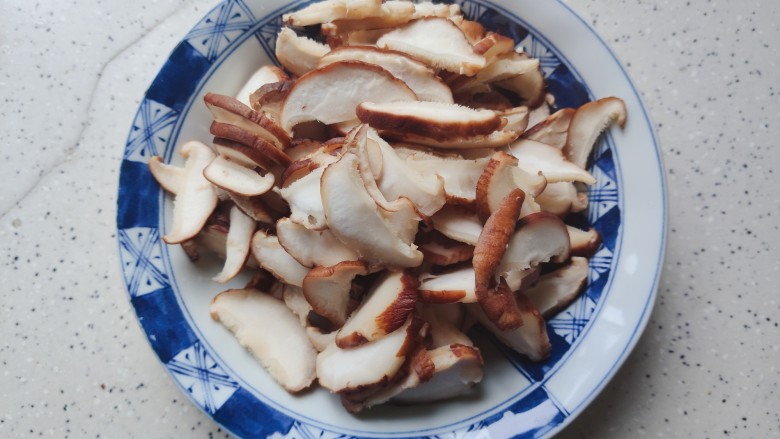 香菇炒鸡蛋,然后洗净,轻轻挤干水分,切成薄片