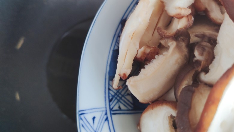 香菇炒鸡蛋,锅内添适量食用油,油热后下香菇