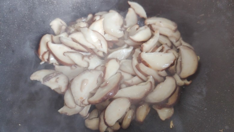 香菇炒鸡蛋,翻炒至香菇稍稍变软,体积变小