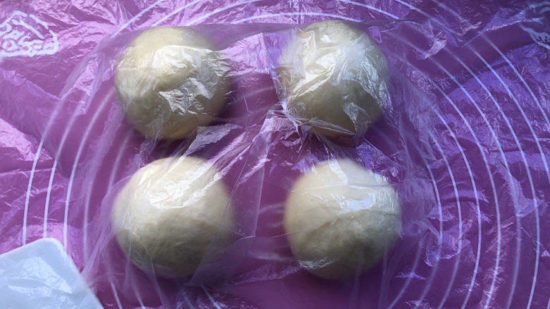 蜜豆毛线球面包,平均分割成4个小面团,盖保鲜膜醒发15分钟。