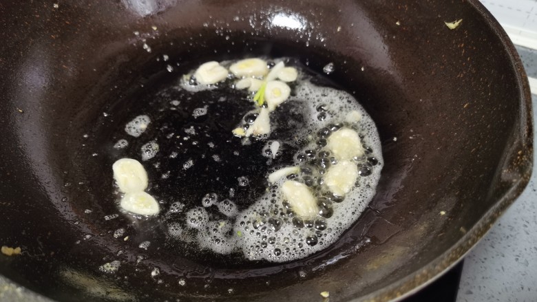 香菇炒鸡蛋,留点底油,倒入蒜片翻炒出香味