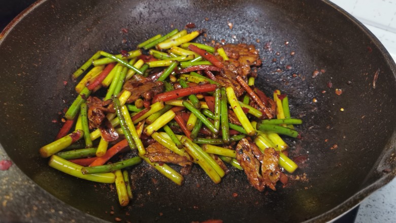 蒜苔回锅肉,翻炒均匀即可食用