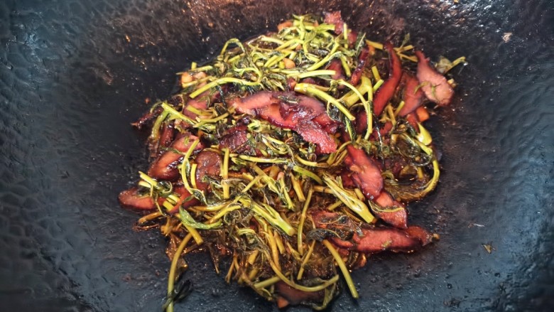香椿炒腊肉,大火快速翻炒均匀即可