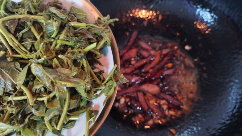 香椿炒腊肉,放入香椿