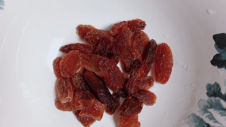 糯米枣,准备好香妃<a style='color:red;display:inline-block;' href='/shicai/ 603'>葡萄干</a>,洗净。