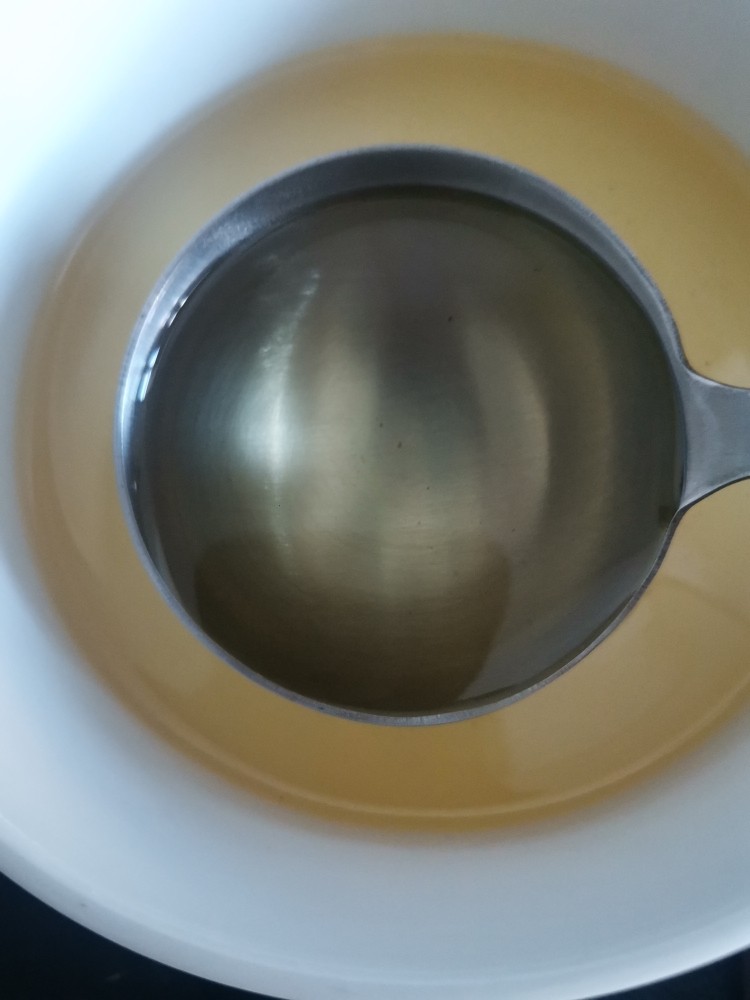 香纯花生酱,玉米油烧熟,放凉
