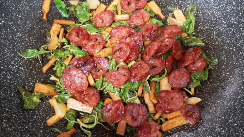 香椿炒腊肉,下入煎好的腊肠。