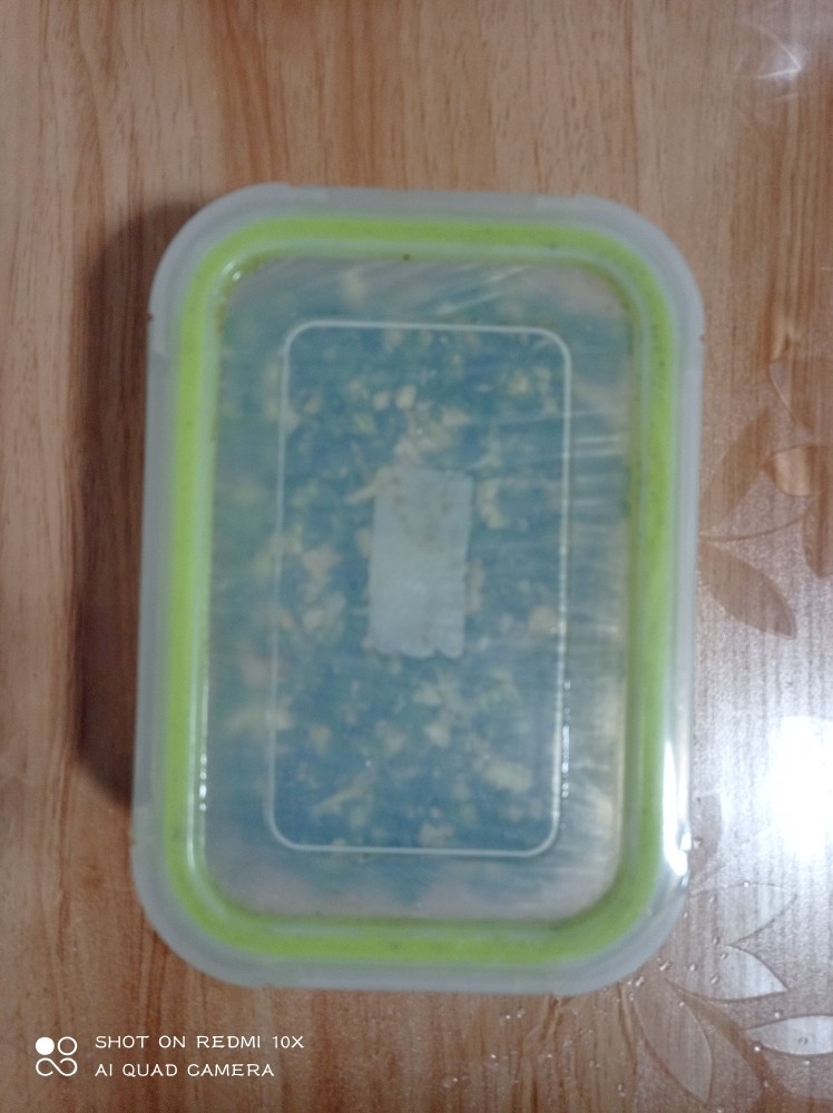 剁椒皮蛋,盖上盖子,放冰箱20天左右,自然发酵