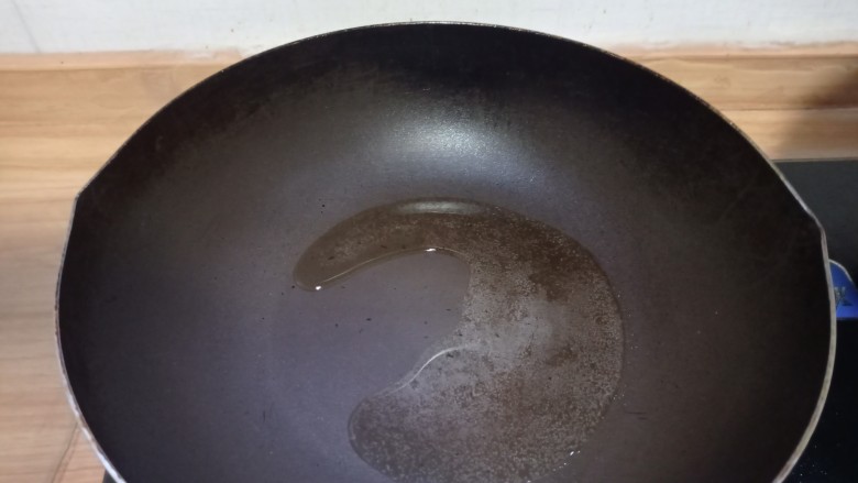 剁椒皮蛋,锅内起油,烧至五成热