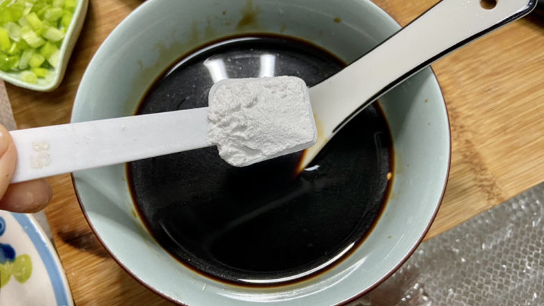 红烧香菇,一茶匙淀粉,搅拌均匀,尝下咸淡,如果觉得淡,可以补充一点食盐