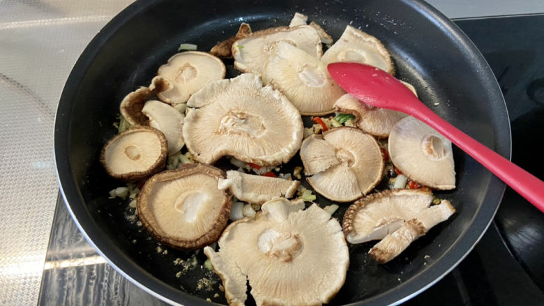 红烧香菇,摆入香菇,中小火煎