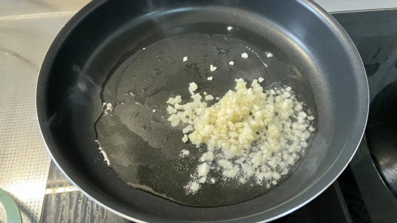 红烧香菇,热锅冷油,下蒜末小火煸香