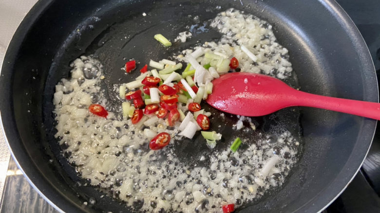 红烧香菇,下葱白小米辣,小火煸香