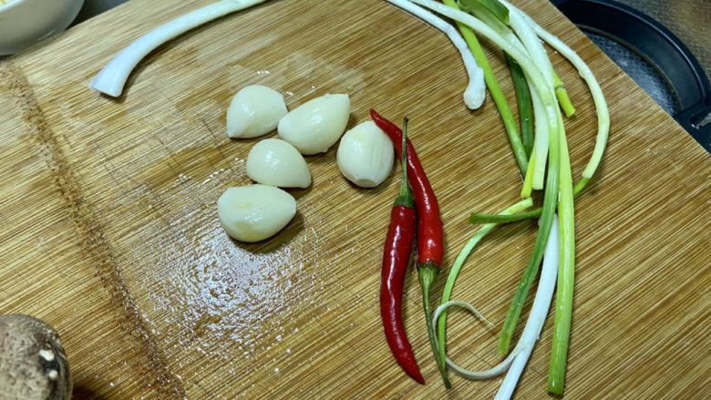 红烧香菇,小葱择好洗净,蒜剥皮,小米辣洗净