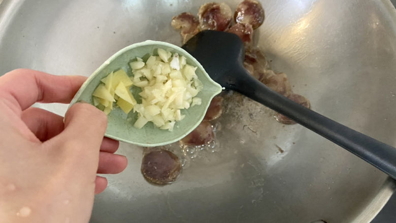 芦笋炒蘑菇➕芦笋蘑菇炒香肠,下蒜末姜片,小火煸香