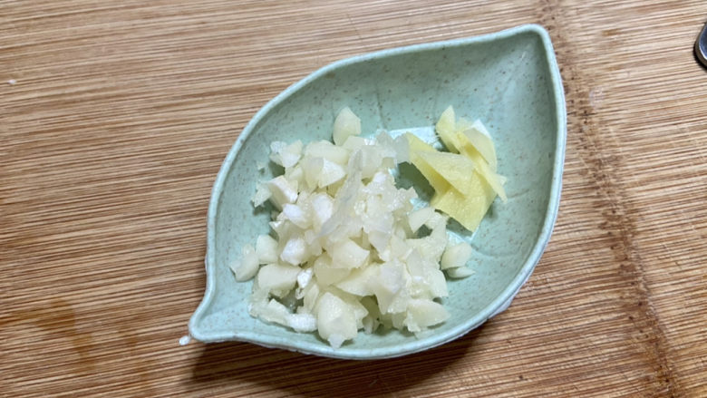 芦笋炒蘑菇➕芦笋蘑菇炒香肠,蒜切蒜末,姜切片