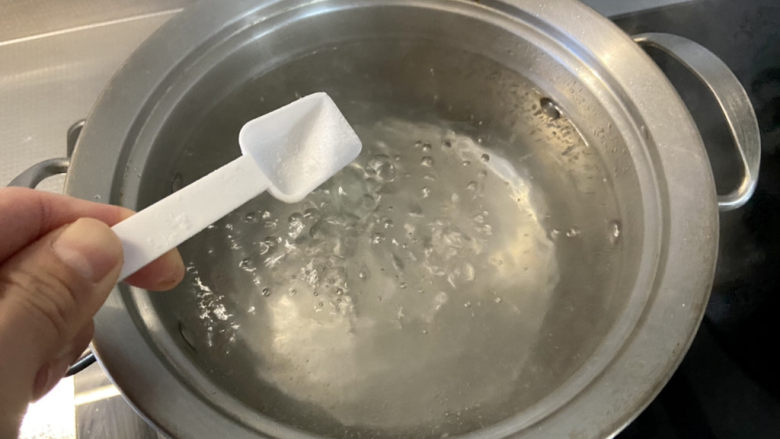 芦笋炒蘑菇➕芦笋蘑菇炒香肠,坐锅烧水,水开加入少许盐