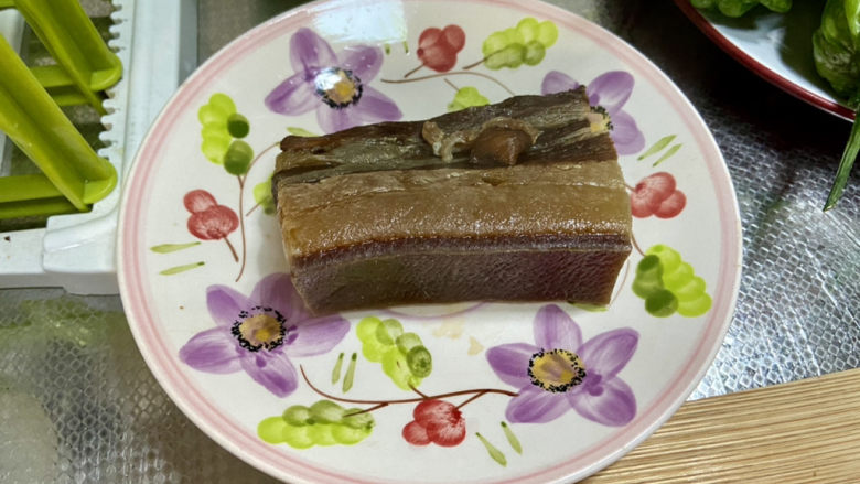 香椿炒腊肉,腊肉煮到可以用筷子戳进肉皮，捞出放到不烫手