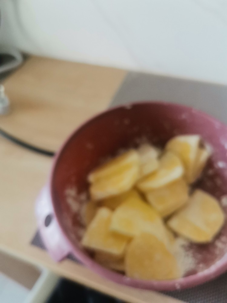 锅包土豆片,加点水,调成酸奶状的糊
