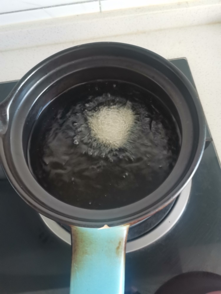 锅包土豆片,起锅烧油,冒小泡下土豆片