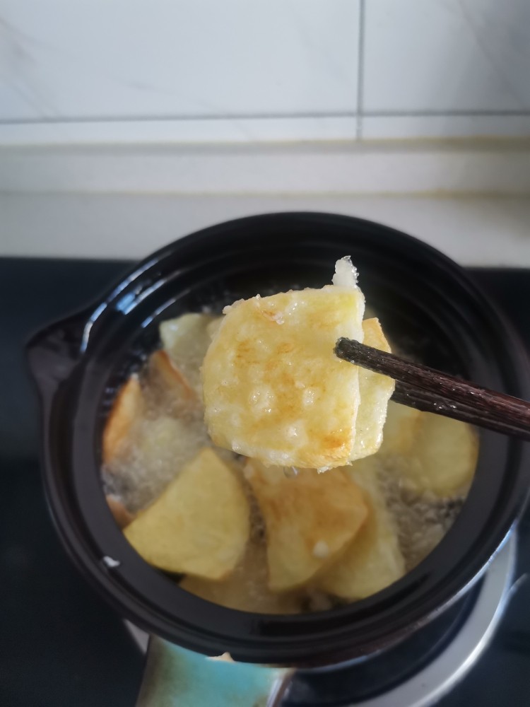 锅包土豆片,炸到起泡,变金黄捞出