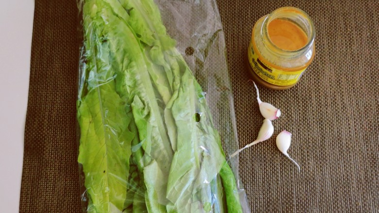 凉拌油麦菜,食材准备好。