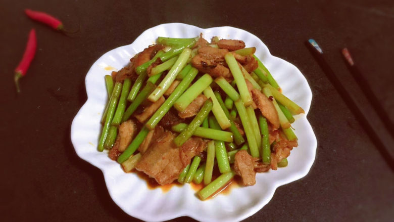 蒜苔回锅肉,装盘上桌,美味就是这么简单😋