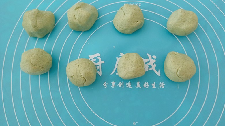 艾草青团,分成八等份,大概30克左右,盖上保鲜膜以免表皮干了