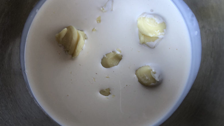 巧克力奶冻,装饰奶油:淡奶油里加入白巧。