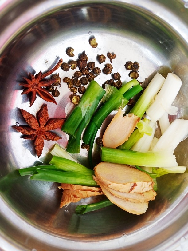 红烧狮子头,小葱,姜片,花椒,八角用热水泡15分钟。