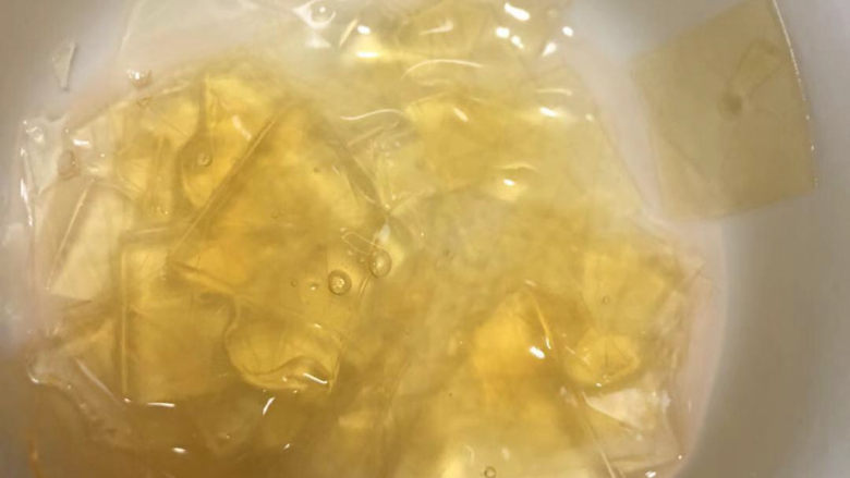 伯爵红茶奶冻,剪碎后放在碗里,倒入冰水泡软。