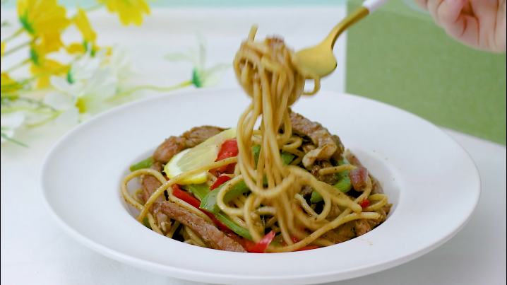 黑椒牛肉意面,开吃,有条件的开一瓶红酒。