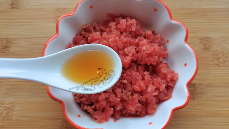 脆皮牛肉包,牛肉放碗中,加入<a style='color:red;display:inline-block;' href='/shicai/ 718'>料酒</a>