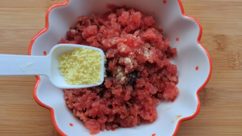 脆皮牛肉包,加入<a style='color:red;display:inline-block;' href='/shicai/ 756'>鸡精</a>