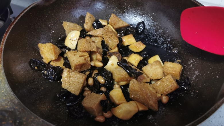 红烧烤麸,翻炒均匀,煮至水份吸干