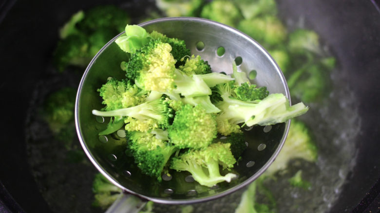 香煎孜然鸡块,锅中倒入适量清水烧开，加入少许盐和几滴食用油，放入<a style='color:red;display:inline-block;' href='/shicai/ 119'>西兰花</a>开始焯水，变色断生捞出沥干水分。