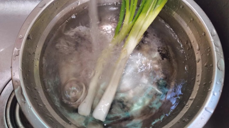 番茄米线,青葱去头,洗净捞出