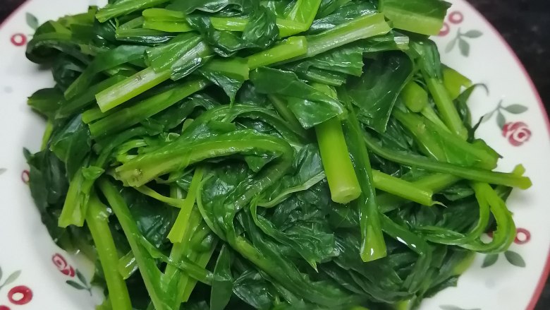 清炒油麦菜.,焯至油麦菜变软，捞出