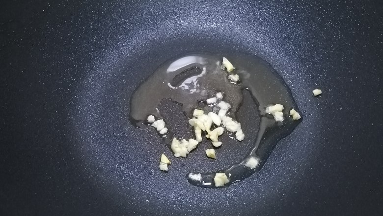 清炒油麦菜.,爆香蒜末