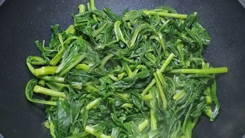 清炒油麦菜.,加入焯好的油麦菜，炒匀