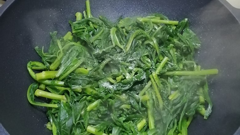 清炒油麦菜.,加入盐