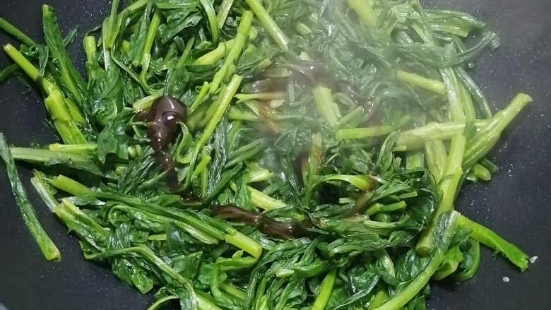 清炒油麦菜.,加入<a style='color:red;display:inline-block;' href='/shicai/ 721'>蚝油</a>，炒匀便可