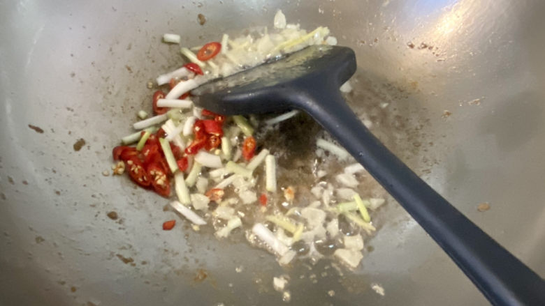 小炒毛豆➕毛豆干子炒肉丝,留底油,加入蒜末姜丝小米辣葱白,中小火煸香