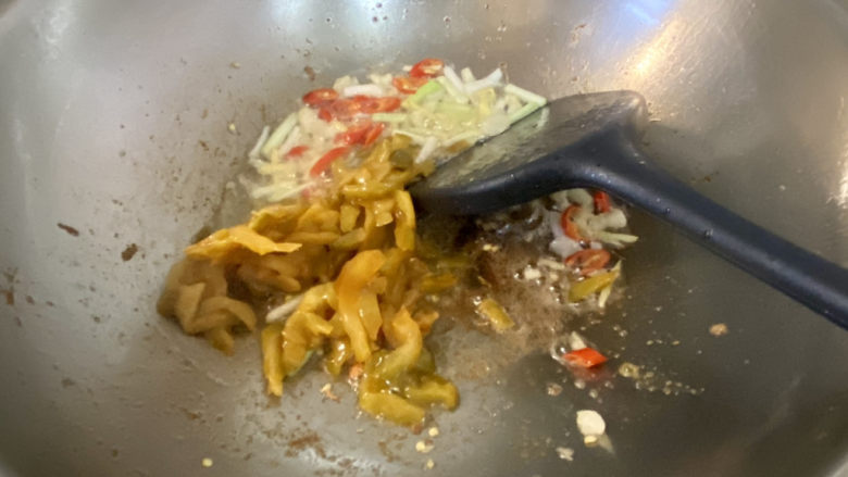 小炒毛豆➕毛豆干子炒肉丝,加入榨菜丝,翻炒半分钟