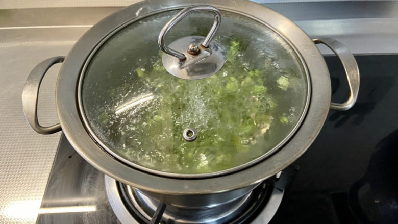 小炒毛豆➕毛豆干子炒肉丝,坐锅烧水,水开加入毛豆米,加入半茶匙食盐,小火焖煮5分钟,捞出沥水备用